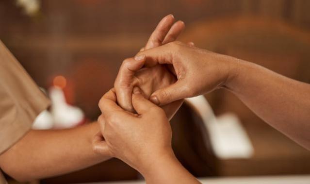 massage réflexologique des mains